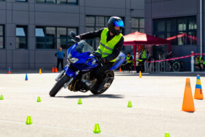 blaues motorrad club meisterschaft moto gymkhana swiss in schlieren 2022