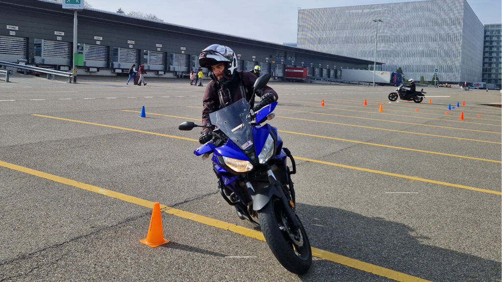 blaues motorrad training in kloten zh 2022